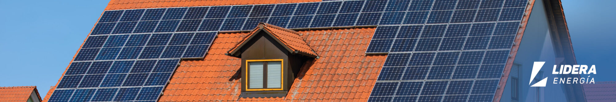 Casa con placas solares en el tejado